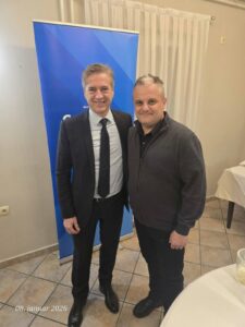 Goreči podpornik Svobode in Goloba z grozečo grafiko nad Janšo in SDS