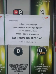 Kaos: zaradi Golobove vlade avti s praznimi rezervoarji parkirani on cesti
