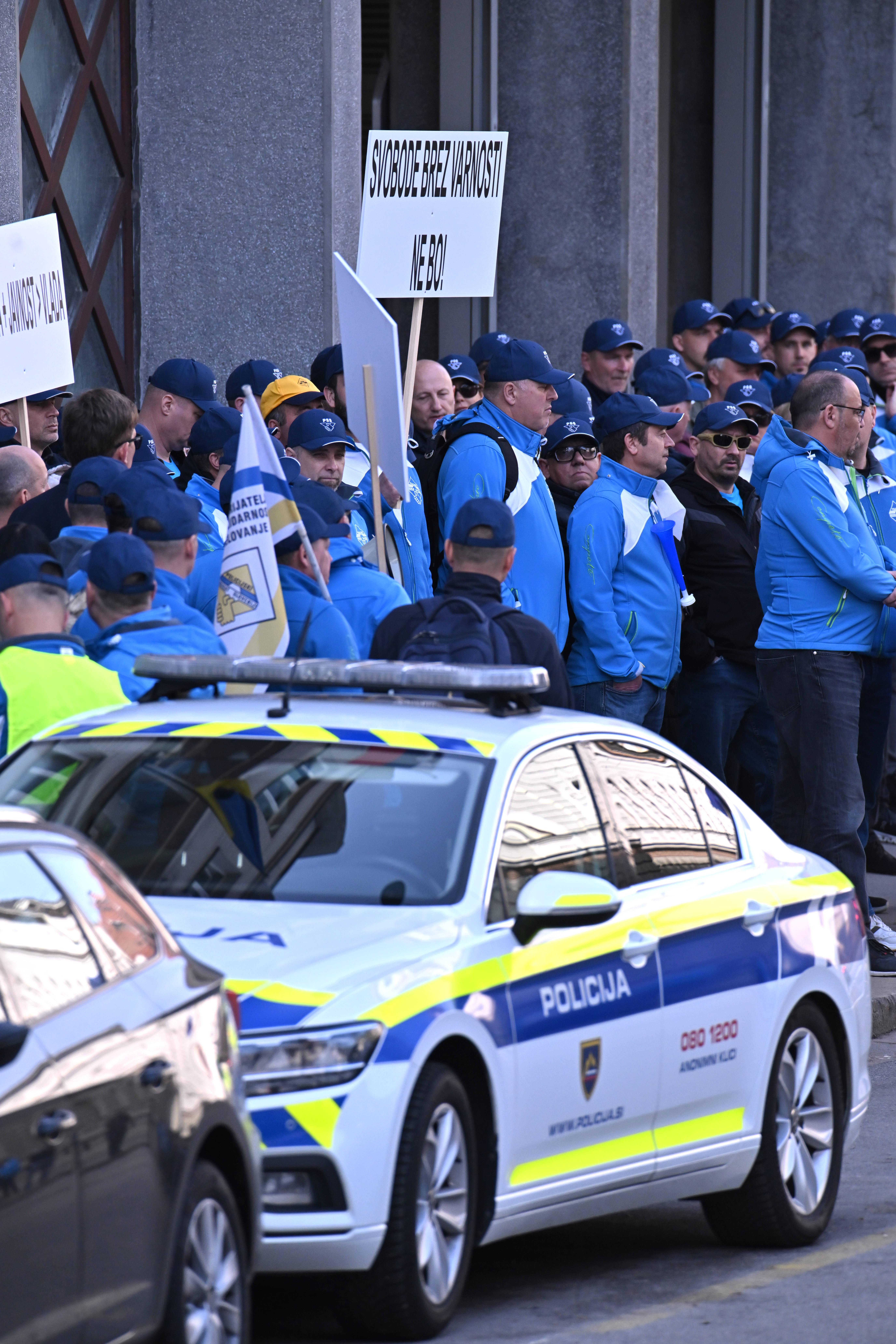 Policisti želeli premierja priklicati tudi z golobjim oglašanjem, a Golob ni prisluhnil stavki