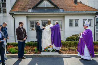 V Ivančni Gorici odkrili kip Jožetu Kastelicu