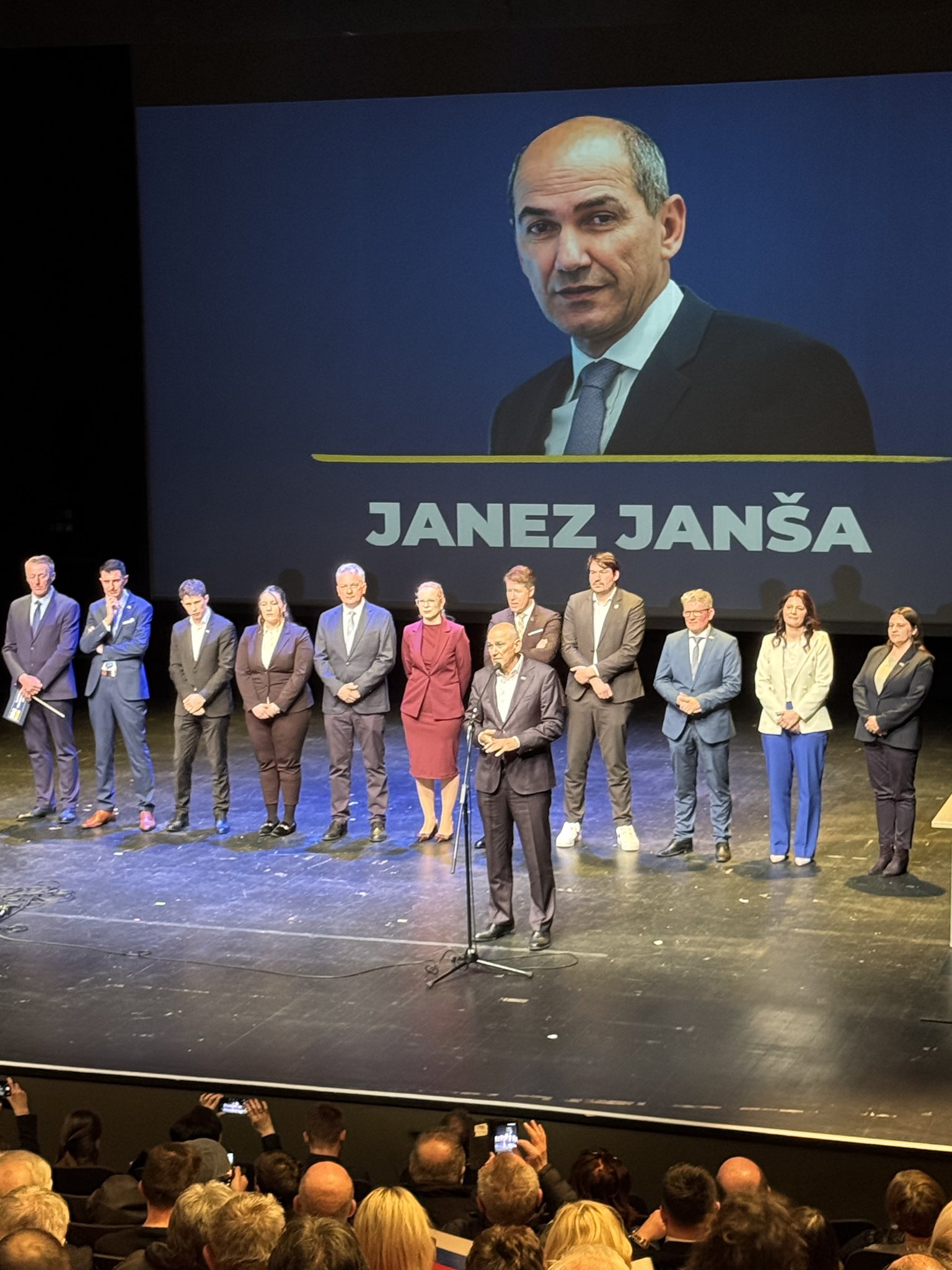 Noro zanimanje: Predstavitev kandidatov SDS pritegnila množico, nekateri ostali celo pred vhodom