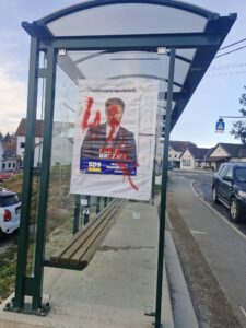 [Video] Na kameri ujet, ko je vandaliziral plakate SDS in NSi – šlo naj bi za vidnega SD-jevca