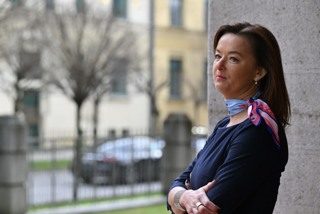 Fajonova raje na dopust kot na primopredajo