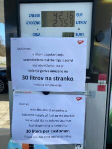 V izdihljajih Golobove vlade se vračata Jugoslavija in omejitve nakupa goriva.