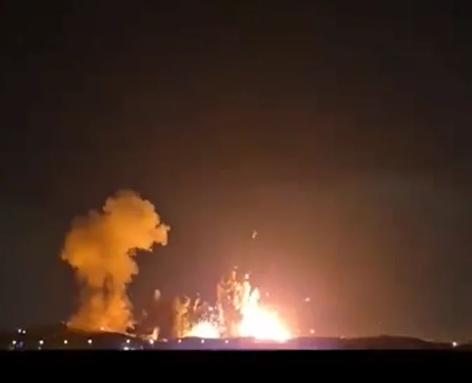 Nebo nad Isfahanom v plamenih: ZDA udarile po Iranu