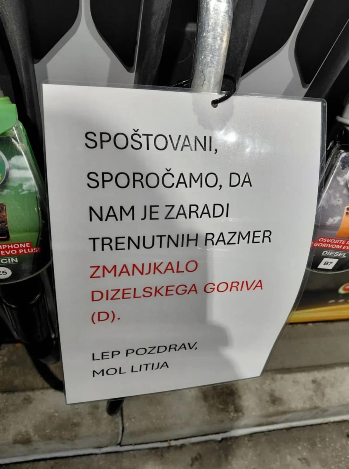 Strah pred podražitvijo: Slovenci množično polnijo rezervoarje in delajo zaloge, goriva ponekod že zmanjkuje