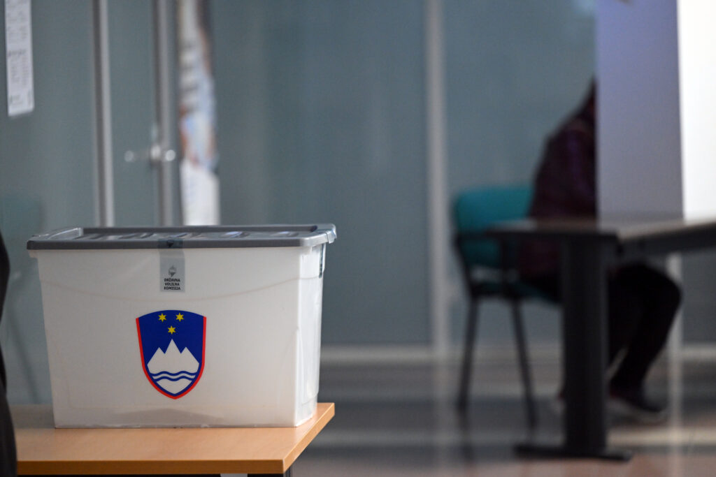 Odzivi na spremembe zakona o lokalnih volitvah: “Državljanstvo je privilegij in pravica voliti in biti voljen je le za tistega, ki ga ima”