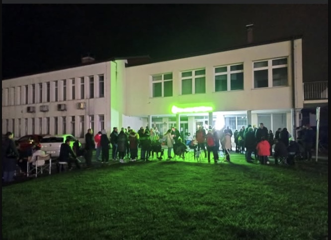 [Video] Zdravstvo po Golobovi “reformi”: ljudje “prespali” na ulici za osebnega zdravnika