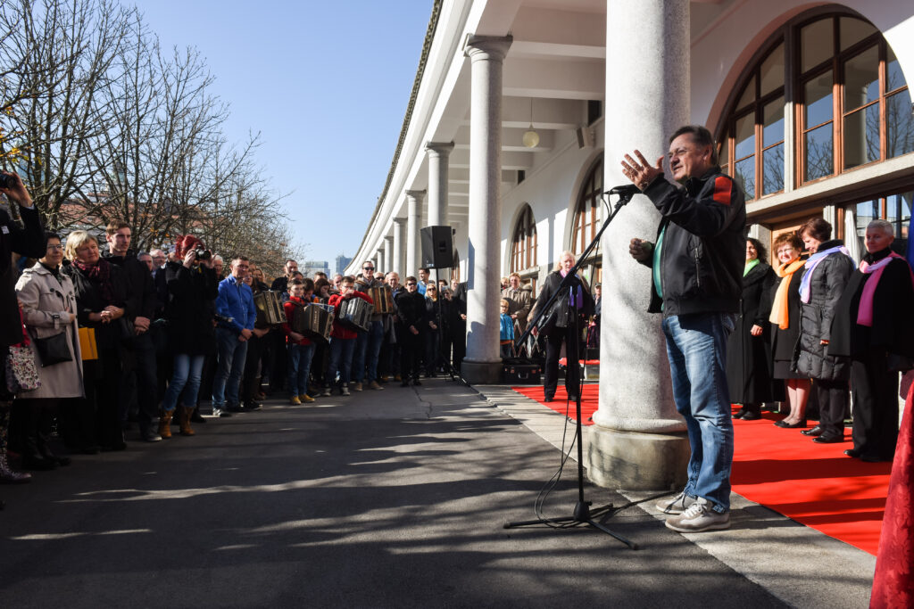 Gradbeno dovoljenje za Jankovićev pojekt izdano tik pred koncem Golobove vlade