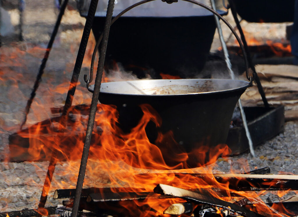 Množična zastrupitev: marihuana v piškotih na tekmovanju v kuhanju golaža