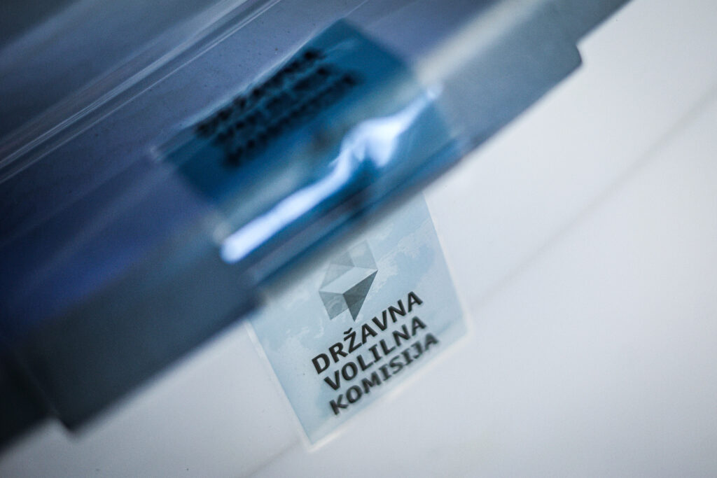 Ali bo danes DVK zaščitila volilni proces ali legitimirala nepravilnosti?