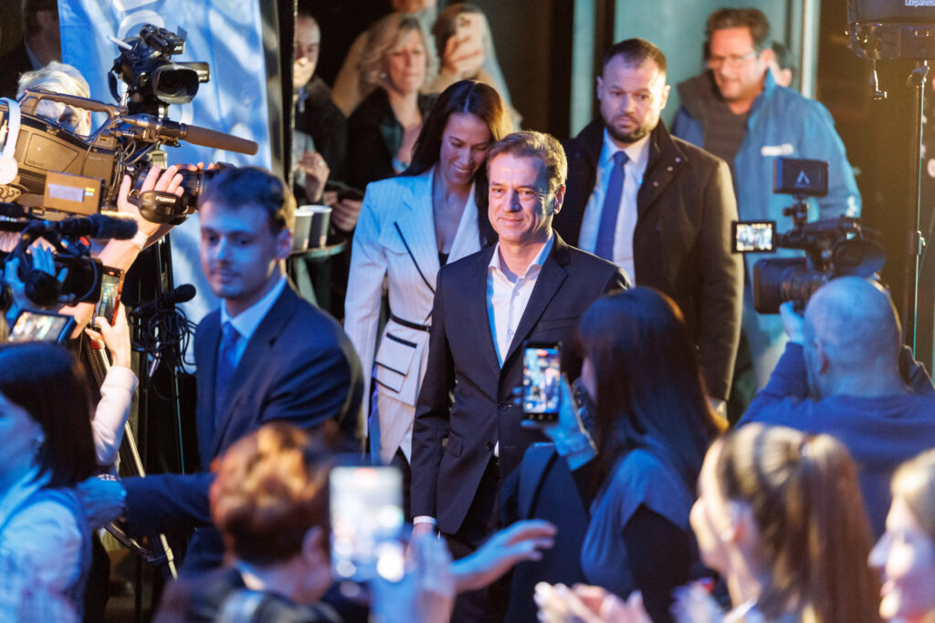 Analitik Tomšič o Golobovi predstavi narodne enotnosti: “Bodisi nima pojma, bodisi zavaja”