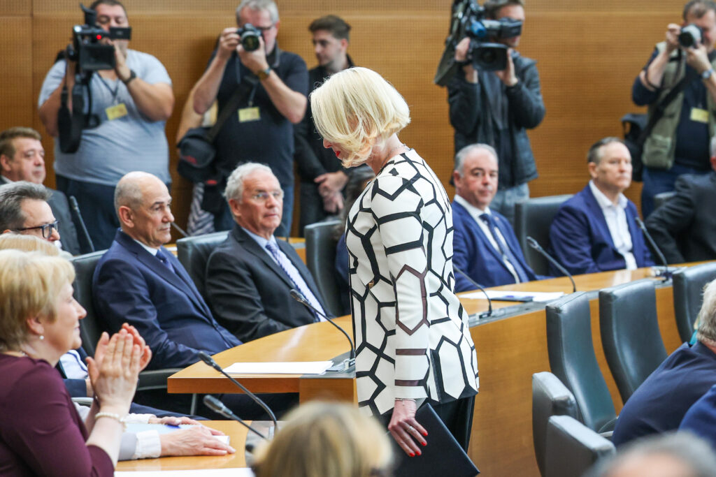 Odhod “estradnice” priložnost za očiščenje hrama demokracije, a ena oseba trdi: “Slovenija je izgubila …”