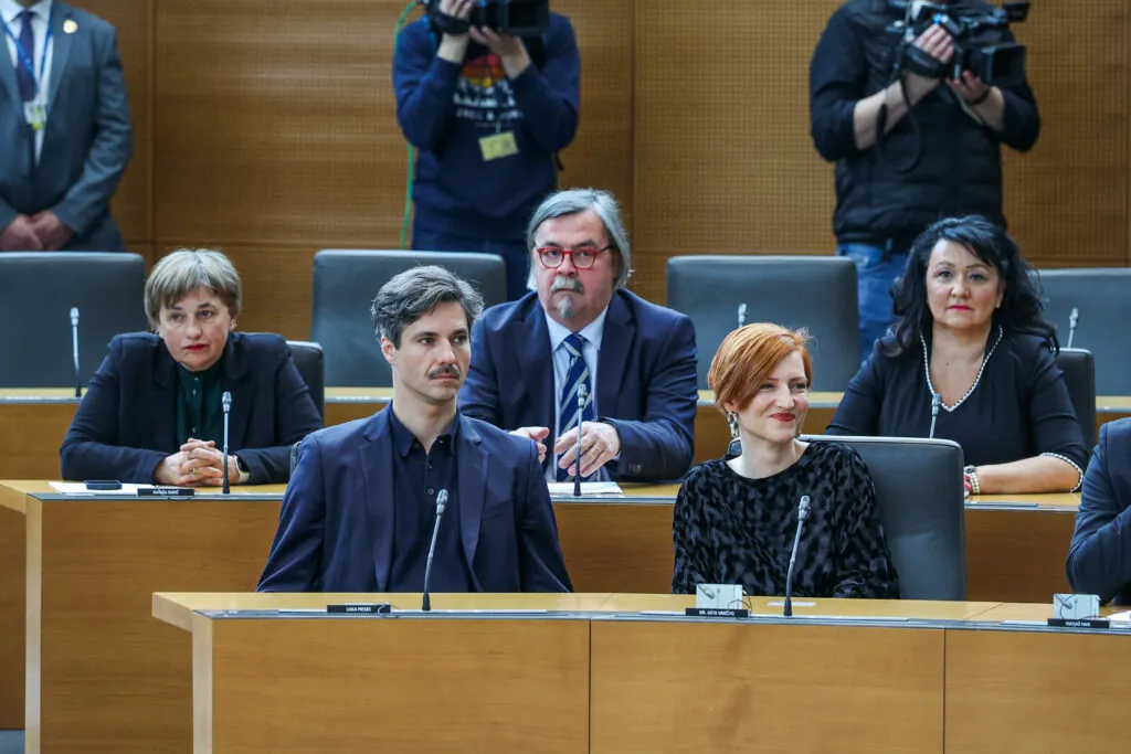 [Video] “Kavči za Levico”: Razprava o krčenju stroškov vlade razkrila, kdo uživa največ udobja v parlamentu