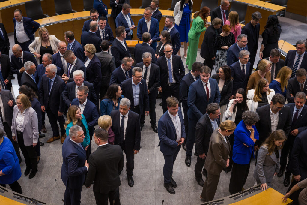 Golob komajda zaploskal UKZ, pred skupinskim slikanjem pobegnil