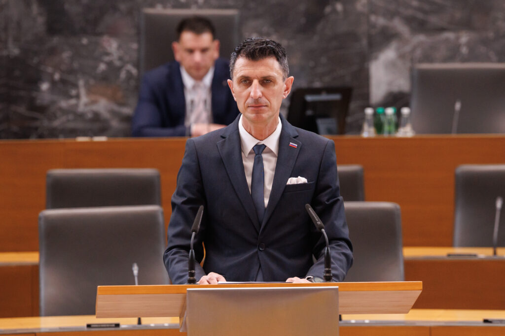 [Video] Bitka za vitkejšo vlado: skoraj 11-odstotna rast zaposlenih na ministrstvih času Golobove vlade