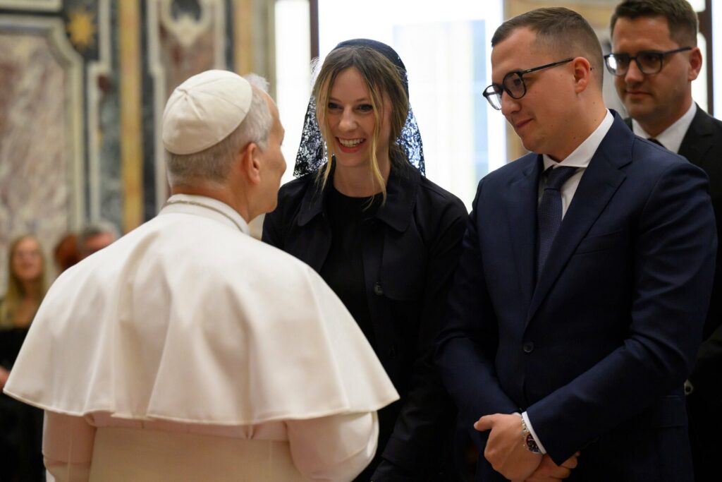 Evropska poslanka pred poroko prejela posebno darilo – papežev blagoslov