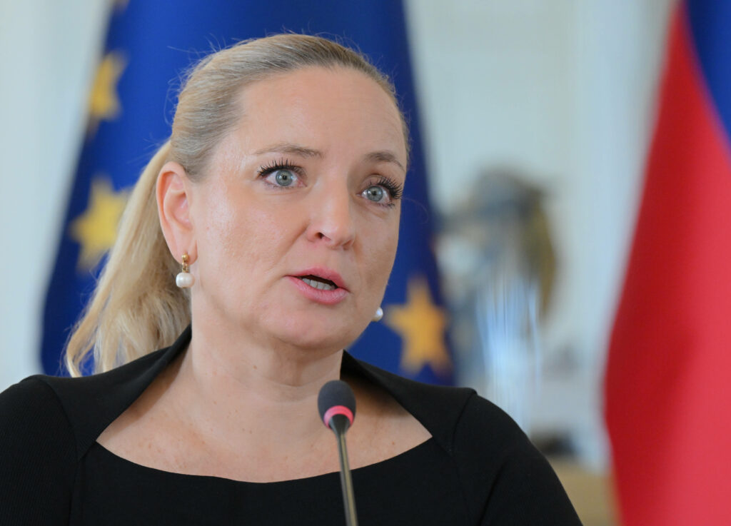 Predsednica KPK, ki je nekoč ilegalnim migrantom svetovala, kako pretentati slovensko policijo, zdaj poslancem pošilja predloge za boj proti korupciji