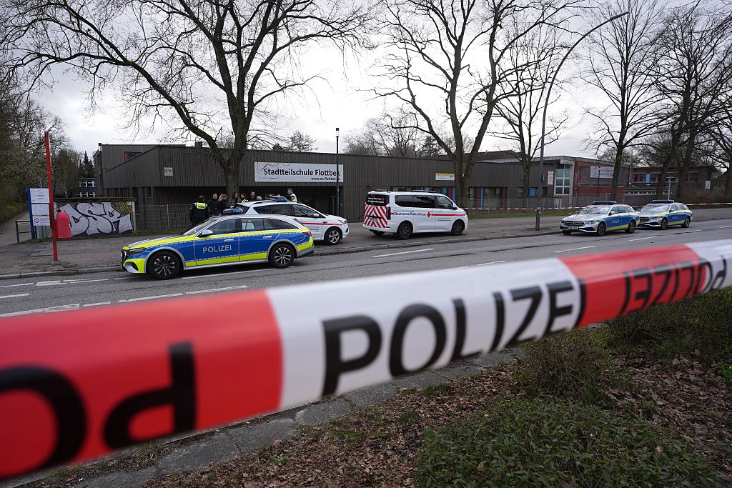 Napad z nožem pred šolo v Hamburgu: 13-letnik huje poškodovan, osumljenec v priporu