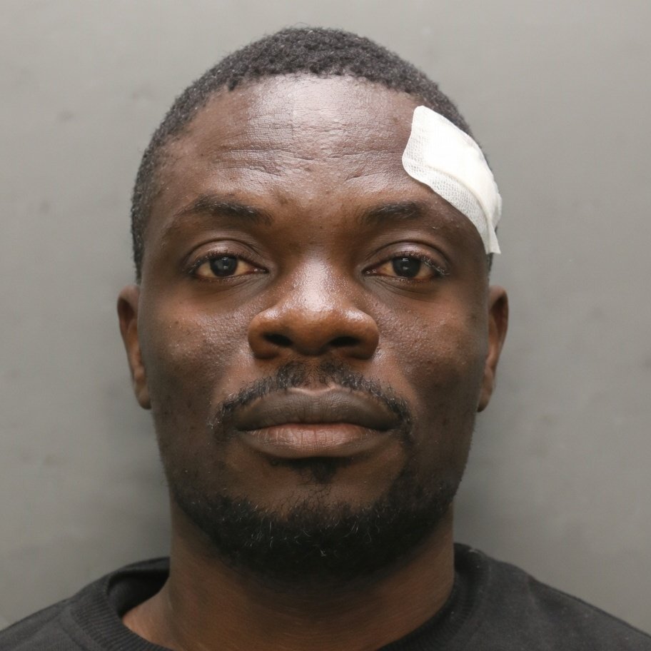 Nigerijski migrant po dveh padlih izpitih izkoristil vrzel za začetnike in v avtomobilski nesreči ubil upokojenko