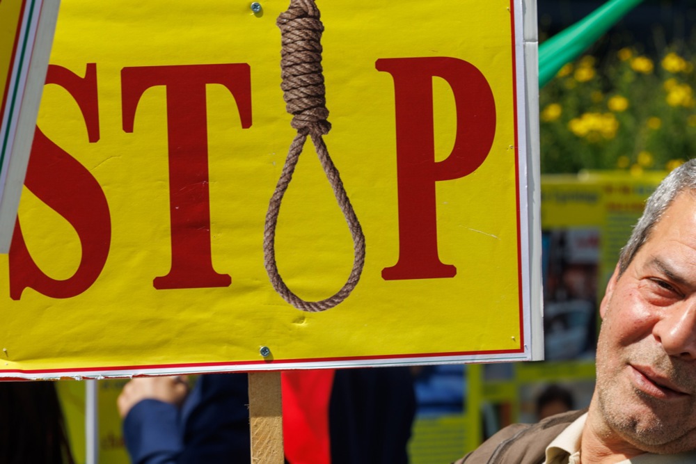 Iran: režim v senci vojne izvaja usmrtitve mladih protestnikov