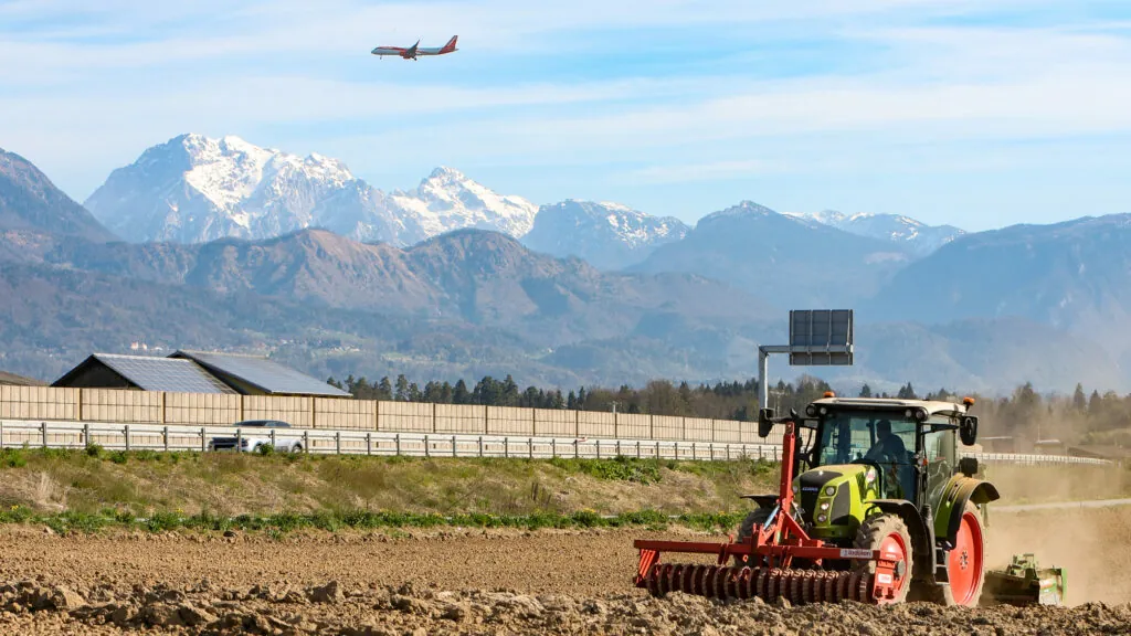 Kmetije se zapirajo: KGZS opozarja na uničujoče razmere pod vlado Goloba
