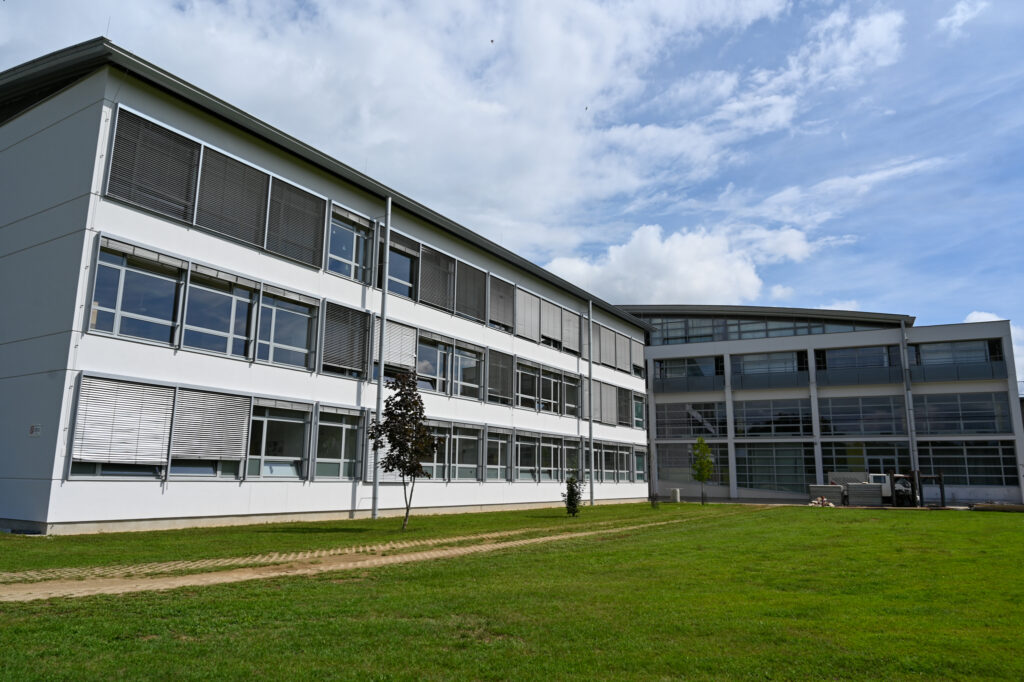 Pred šolo v Novem mestu skupina mladoletnikov napadla in poškodovala hišnika