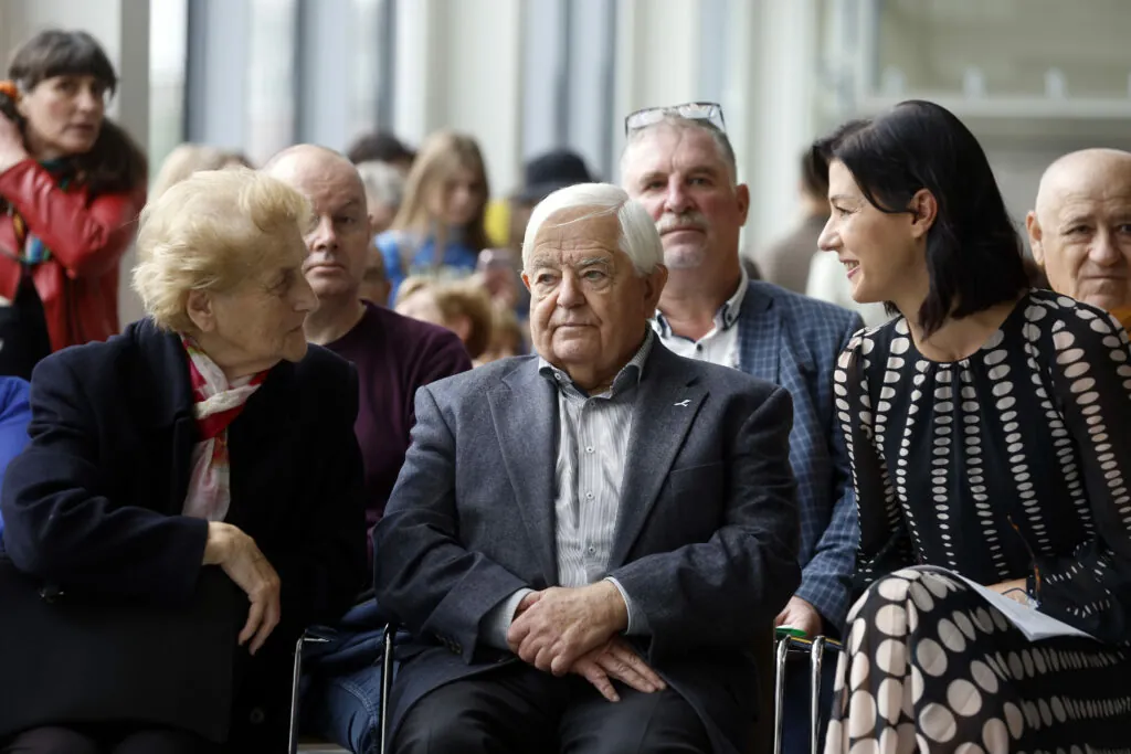 Komunajzerji bi preganjali kritike