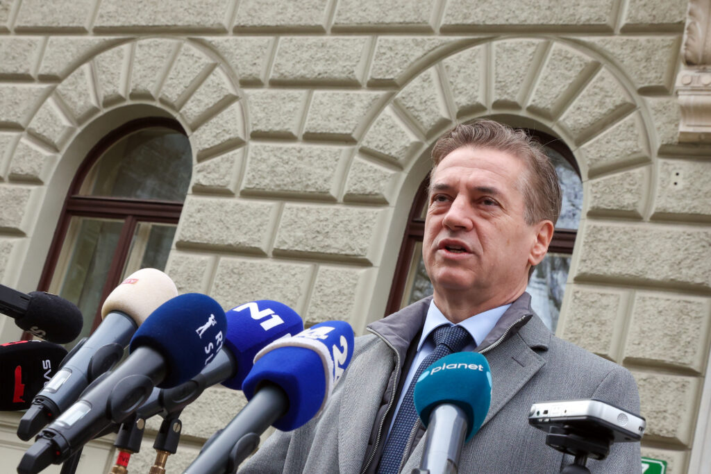 [Video] Černač pred potrjevanjem zakona o vladi: “Poslušajte Goloba, da ne izgubljamo časa z nepotrebnim nabijanjem”