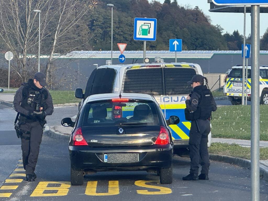 36-letnik pobegnil s prometne nesreče in pretepel dva moška