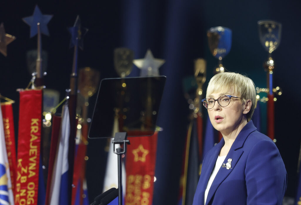 Razdiralna predsednica sedaj poziva k sodelovanju in dialogu?!