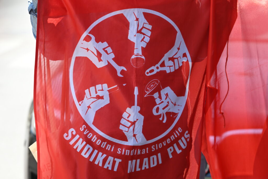 Nevladniki in sindikati že mažejo “verige”