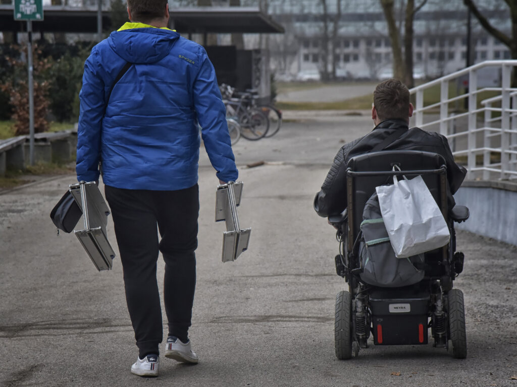 Tako odhajajoča leva vlada skrbi za invalide: grožnje z izvršbo, molk o odgovorih in sistematično ignoriranje zakona