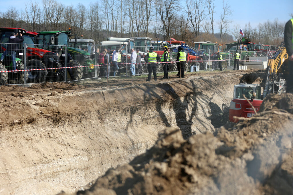 Sodišče v Ljubljani zavrnilo začasno ustavitev gradnje spornega kanala C0 “ker škoda še ni storjena”