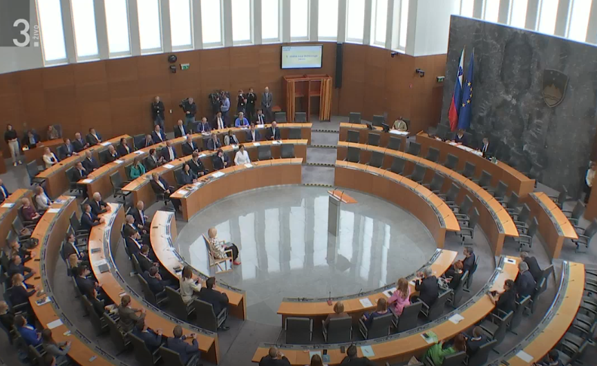 [V živo] Začelo se je – Klakočarjeva še zadnjič nagovorila poslance