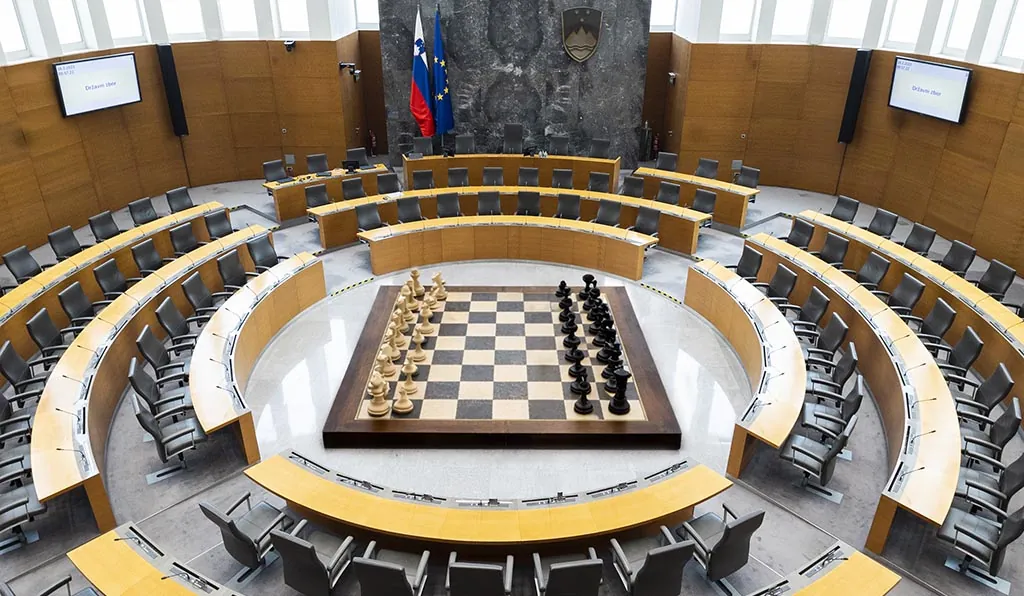 Politična partija se začenja: kakšne poteze pripravljajo stranke?