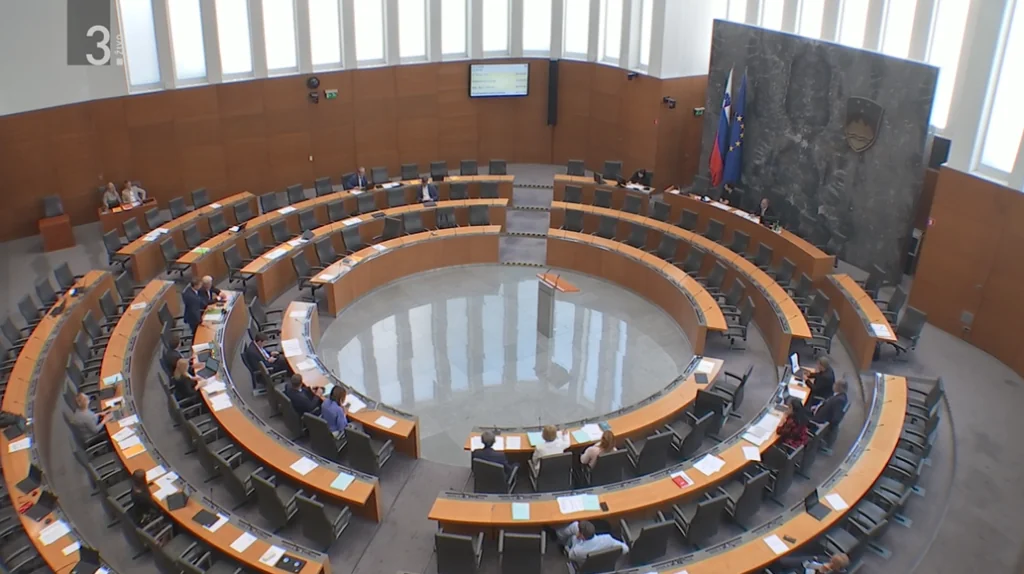 Desna sredina zahteva sistemsko rešitev: “Zakon o dolgotrajni oskrbi je le krpanje napak vlade”