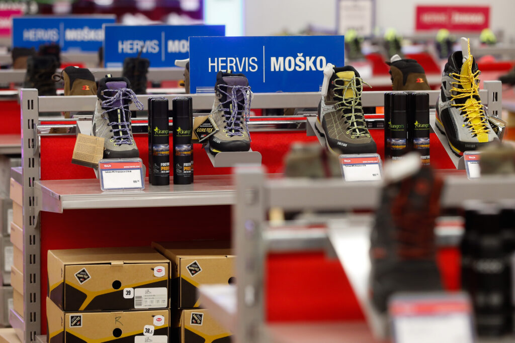 Posledica golobizma? Hervis naj bi v Sloveniji zaprl vse trgovine