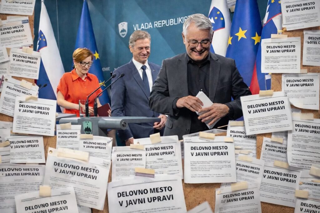 Kadrovski stampedo vlade: zaposlovanja za nedoločen čas pred menjavo oblasti