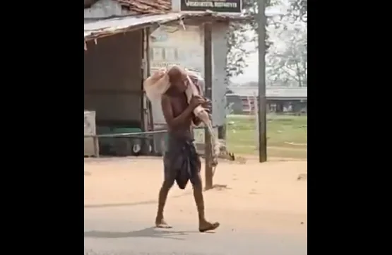 [Video] Indijec na banko prinesel izkopano truplo svoje sestre