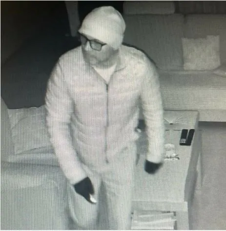 Policija išče informacije o vlomilcu, občane pozivajo k previdnosti