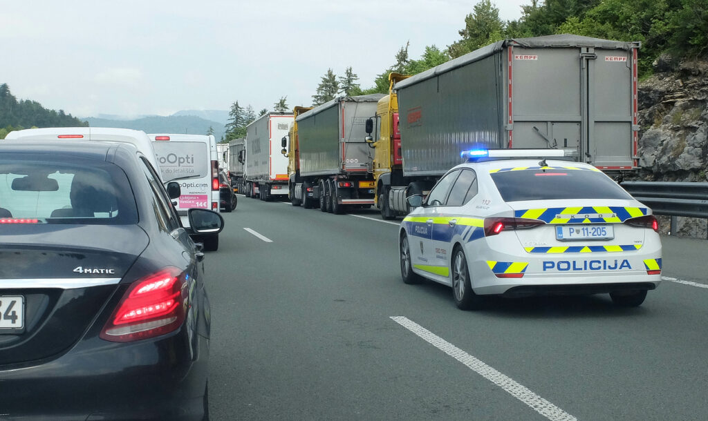 Policisti v Celju pomagali dojenčku v dihalni stiski do pravočasne oskrbe