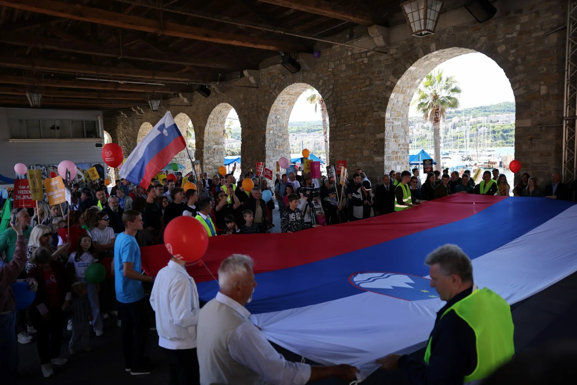 Razdeljena mnenja o pravicah in življenju: od parade ponosa do pohodov za življenje