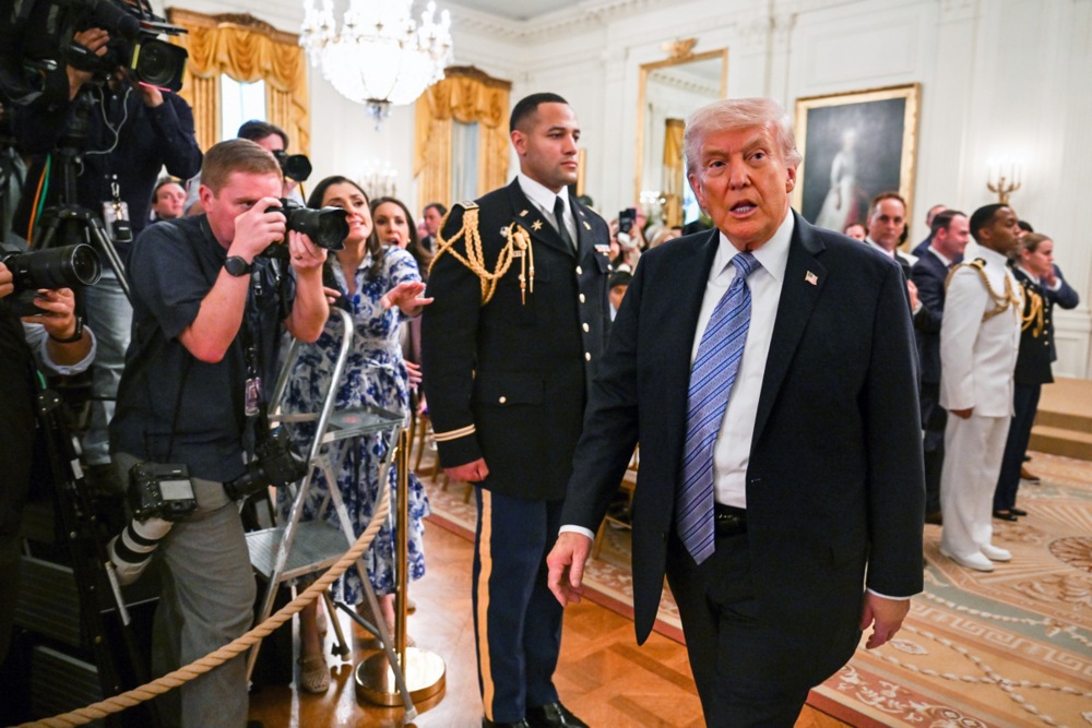 Trump začasno ustavil spremljanje tovornih ladij v Hormuški ožini
