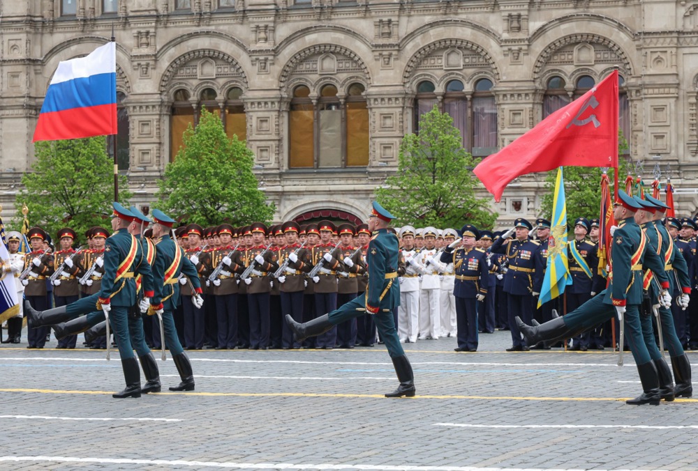 Zelenski ponižal Putina, temu ploska ves svet: Z dekretom dovolil izvedbo vojaške parade v Moskvi