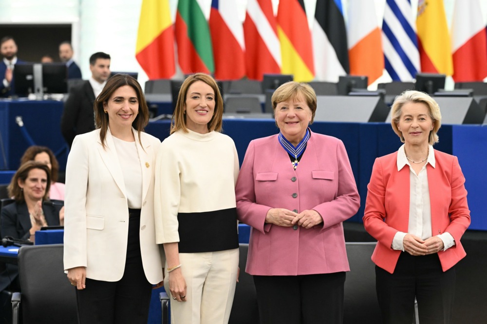 Angela Merkel med prvimi prejemniki Evropskega reda za zasluge