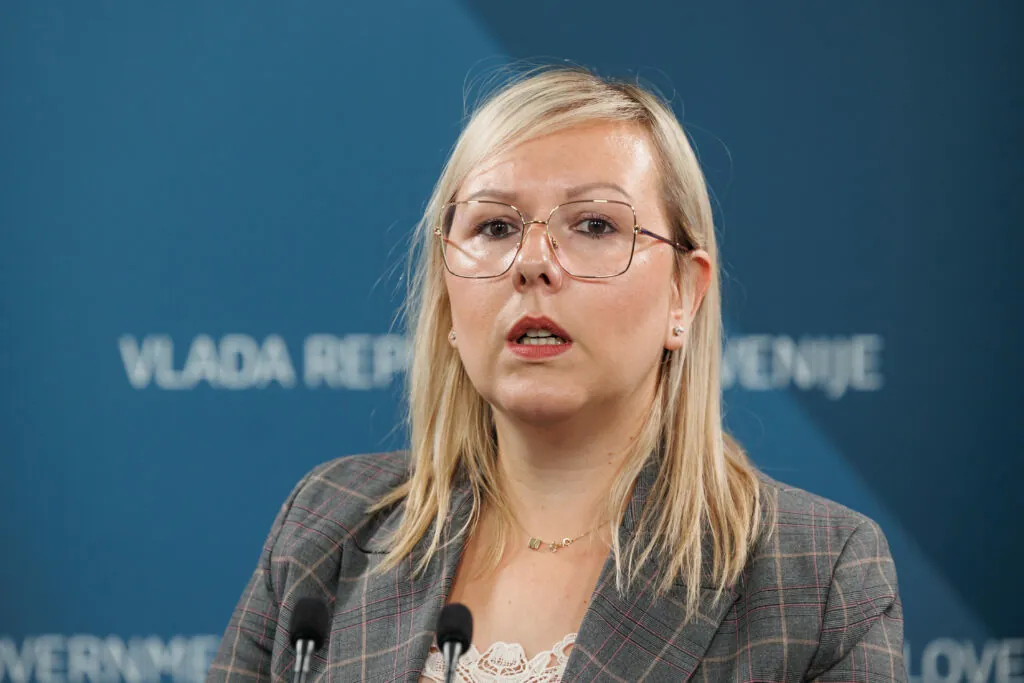 Ministrica v odhajanju ukinila kar svoje delovno mesto