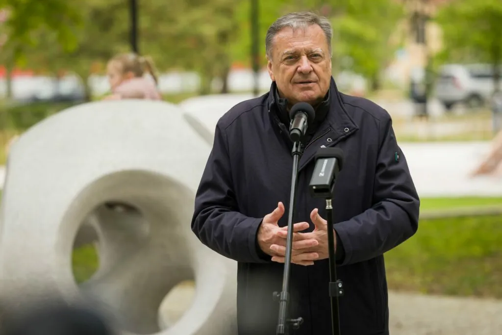 V senci afer in sodnih postopkov gre Janković po sedmi mandat
