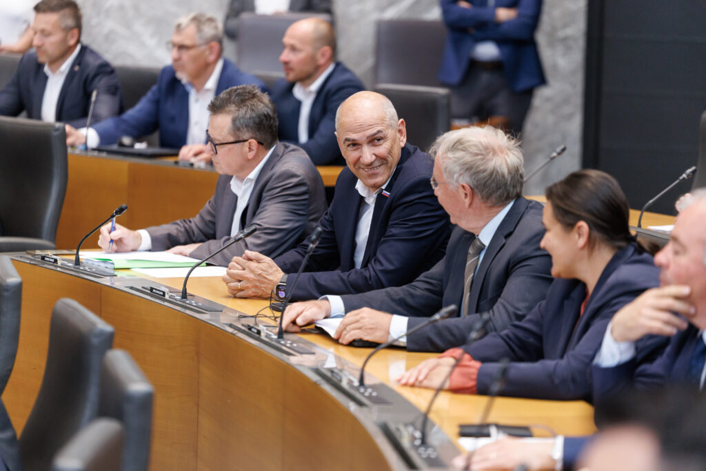 Desna sredina še četrtič v reševanje države