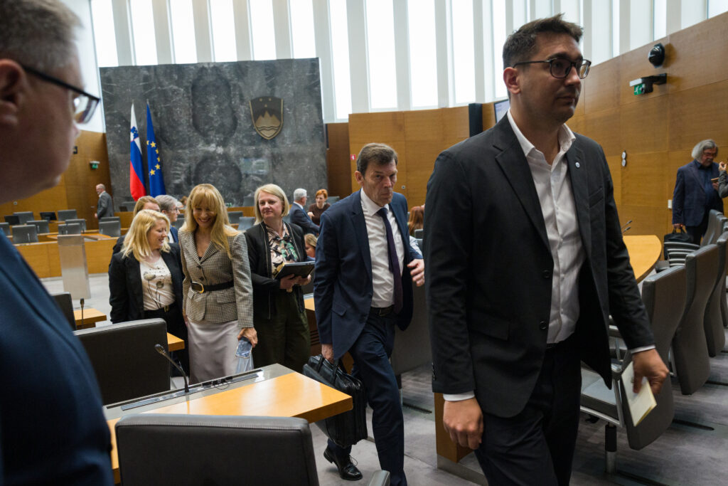 Golob–Jankovićev krog pritiska na poslance Resni.ce in Demokratov
